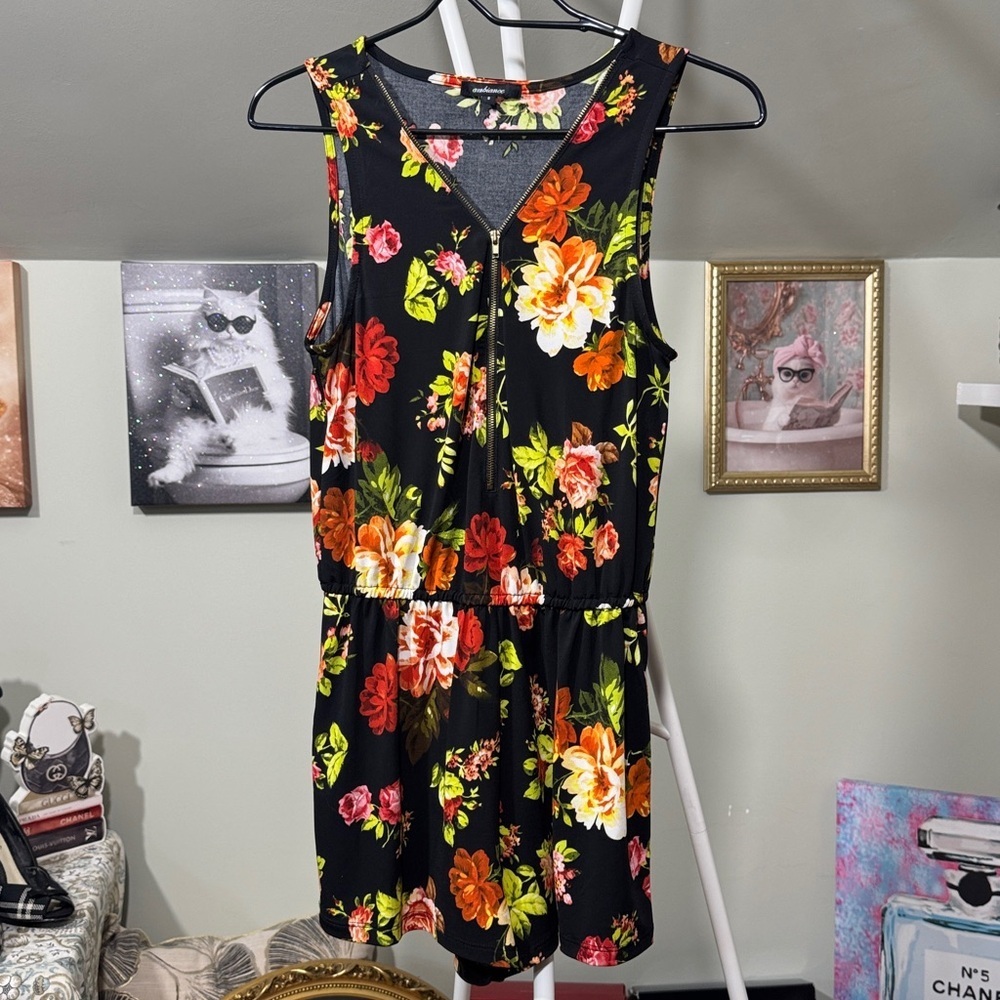 Vintage ambiance Floral on Black Romper Zipper Front Gather Waist Silky Fabric